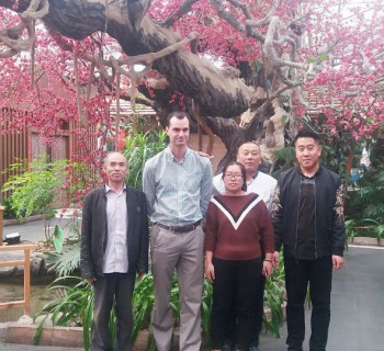 英國(guó)客戶來廠訂購(gòu)設(shè)備